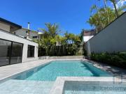 Casa reformada no coração de alphaville