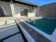 Casa reformada térrea, 100 metros da praia Piscina com...