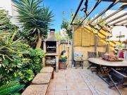 ¡Casa Reformada y Llena de Luz a un Paso de la Playa!...