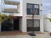 CASA REMODELADA, AMUEBLADA CON PANELES CHICHI SUAREZ