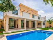 CASA REMODELADA CON ALBERCA Y JARDÍN EN PRIVADA CON...