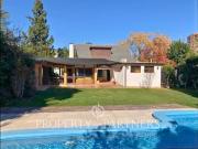 Casa remodelada con estilo colonial, gran terreno y piscina