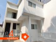 Casa remodelada, con pequeño jardín y alberca en...