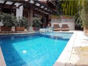 Casa remodelada con piscina y 5 garajes barrio...