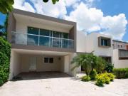 Casa remodelada con recámara en planta baja, en...