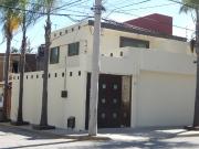 CASA REMODELADA EN 2 NIVELES EN ESQUINA
