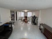 Casa remodelada, en calle cerrada a una cuadra de Av del...