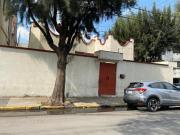 Casa remodelada en esquina a una cuadra de Calzada de...