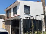 CASA EN VENTA CON AMPLIAS HABITACIONES, JARDIN Y ALBERCA...
