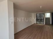 Casa Remodelada y en desniveles, en Venta en Las...