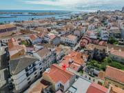 Casa Renovada com 4 Quartos e Garagem