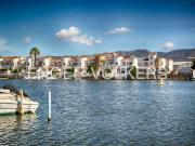 Casa renovada con piscina y amarre ¡lista para mudarse!...