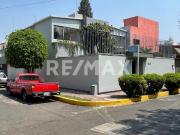 CASA RENOVADA EN ESQUINA CON VISTA AL PARQUE, SEGURIDAD...
