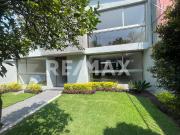 CASA RENOVADA EN ESQUINA CON VISTA AL PARQUE, SEGURIDAD...
