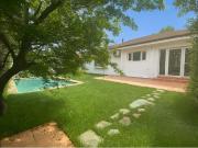 Casa renovada en Las Condes con piscina y jardín Casa renovada en Las Condes con piscina y jardín