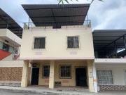 casa rentera de venta en el centro de manta manabi B/L