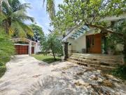 Casa residencial con alberca y amplios jardines