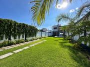 Casa residencial con amplio jardín y alberca privada en...