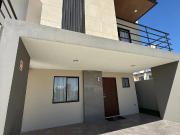 CASA RESIDENCIAL DE 2 NIVELES, CON VESTIDOR PRIVADO EN...