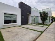 Casa residencial de una planta con alberca en roof garden