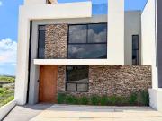 CASA RESIDENCIAL EN VENTA LOMALTA