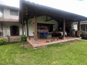 Casa rústica de renta en conjunto tumbaco