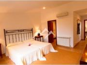 Casa rústica de tres habitaciones con piscina cerca de...