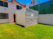 Casa Satélite. Jardines de Satélite. Jardín, dos pisos y...