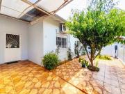 Casa semi mobiliada com 3 três quartos com uma suíte e...