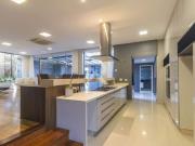 Casa Semi Mobiliada em Cond. Clube com 3 suítes, Área...