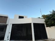 Casa semiamueblada en renta con alberca en Col. Leandro...