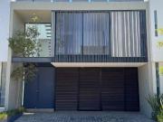 CASA SEMINUEVA EN COTO ZANTHE ZONA SOLARES,...