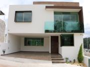 CASA SEMINUEVA EN EXCLUSIVO FRACC PUERTA TRES MARÍAS NORTE