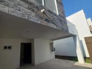 Casa Seminueva en Renta en Privada con Control de...