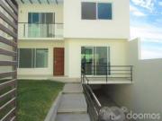 Casa seminueva en venta con terraza panorámica a un...