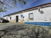 Casa Senhorial com 3 fogos, no Largo da Praça –...