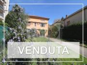 Casa singola in centro paese con giardino privato Casa singola in centro paese con giardino privato