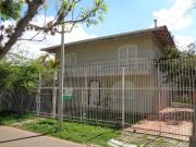 CASA / SOBRADO COM 4 DORMITÓRIOS E AMPLO QUINTAL E