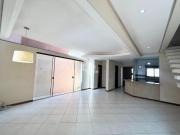 Casa sobrado de 215m², com 3 quartos, 4 banheiros e 2...