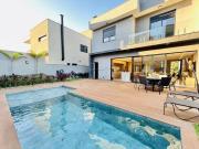 Casa sobrado de 305m² com 03 suítes à venda em...