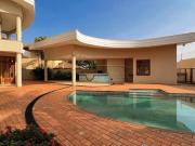 Casa sobrado de 525m² com 04 suítes à venda em...