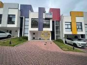 Casa / Sobrado em Condomínio para Locação em Curitiba/PR...