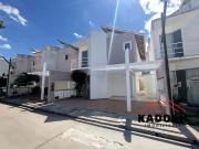 Casa / Sobrado em Condomínio para Locação em Feira de...