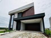 Casa sobrado no Cond Brisas