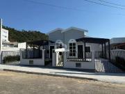 Casa / Sobrado para Venda em Biguaçu/SC Fundos 3 Quartos