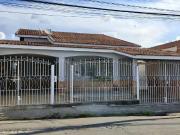 Casa / Sobrado para Venda em Pinhalzinho/SP Centro 3 Quartos
