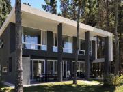 Casa sobre Laguna. Villa Robles