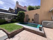 Casa sobre lote propio, con patio, pileta y quincho al fondo