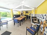 Casa sofisticada, em condomínio fechado, localizada na...