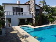 Casa sola con 4 recamaras con alberca en Burgos...